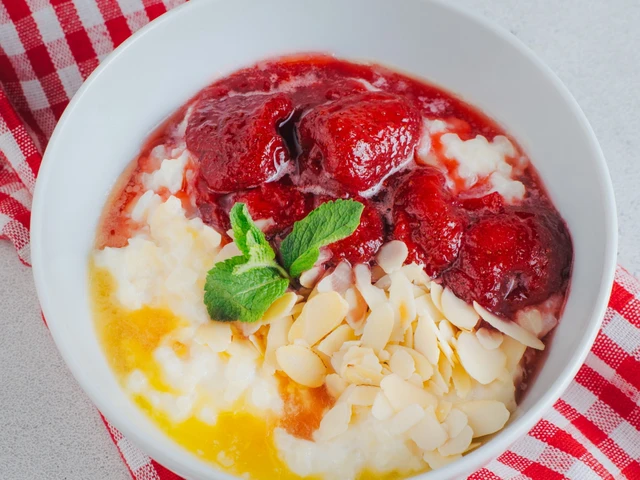 Каша рисовая с клубникой