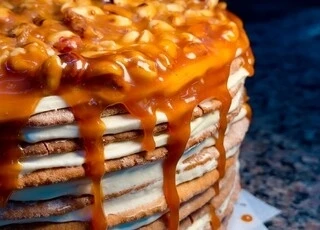 Торт с карамелью и арахисом (кусочек)