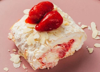 Меренговый рулет Клубника