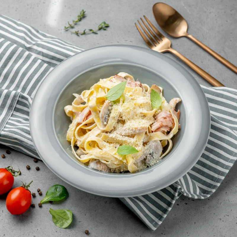 Феттучини с цыпленком,грибами и ветчиной