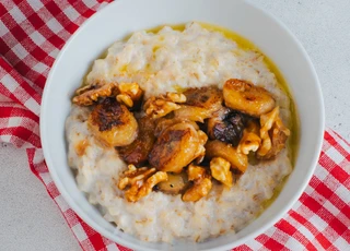 Каша овсяная с бананом и карамелью