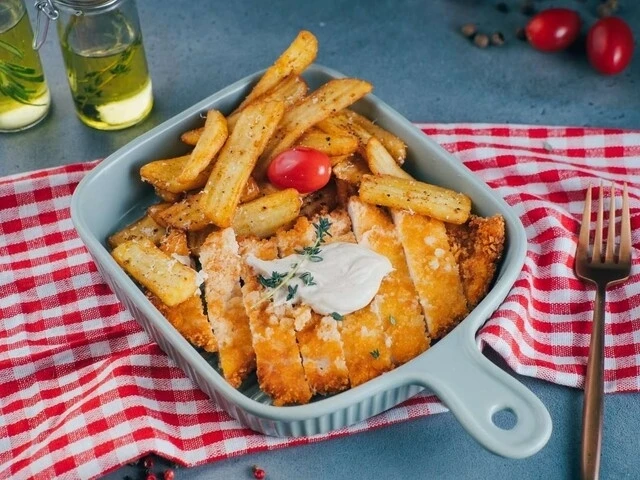 Хрустящая курочка с картофелем фри и перечным соусом