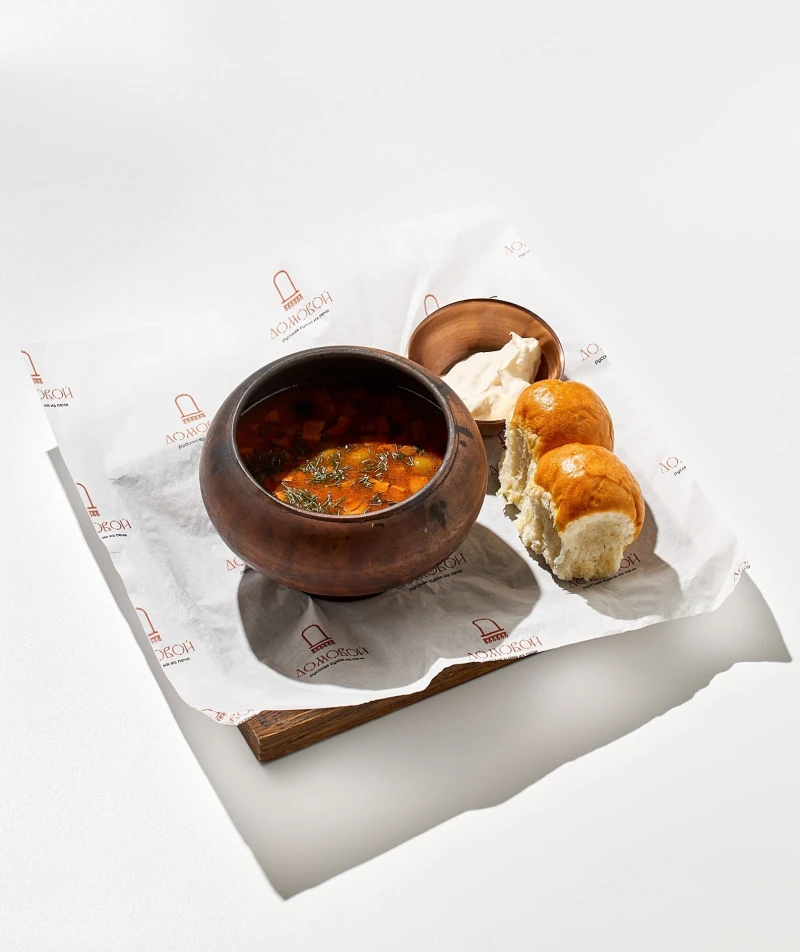 Мясная солянка с груздями, пампушками и сметаной