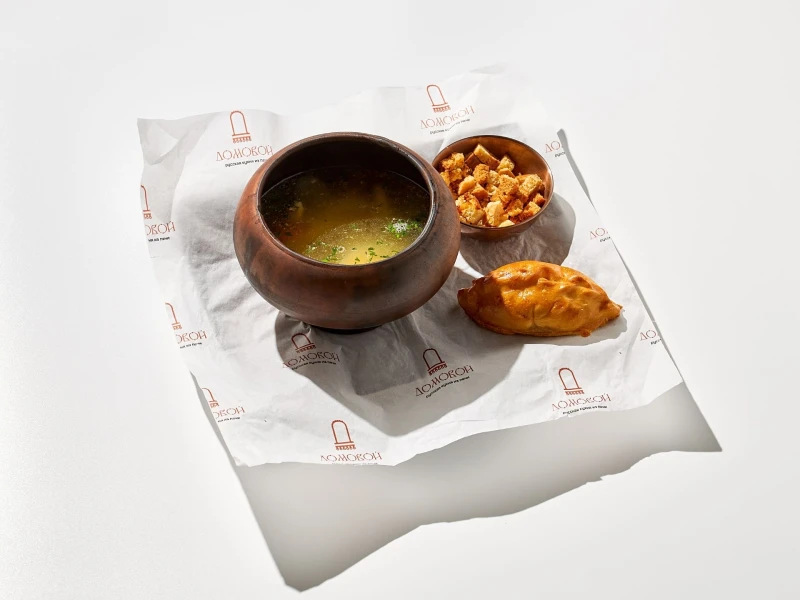 Куриный бульон с лапшой, гренками и пирожком