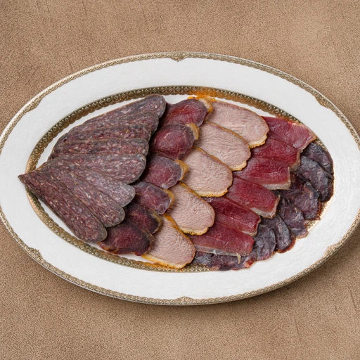 Ассорти мясных деликатесов