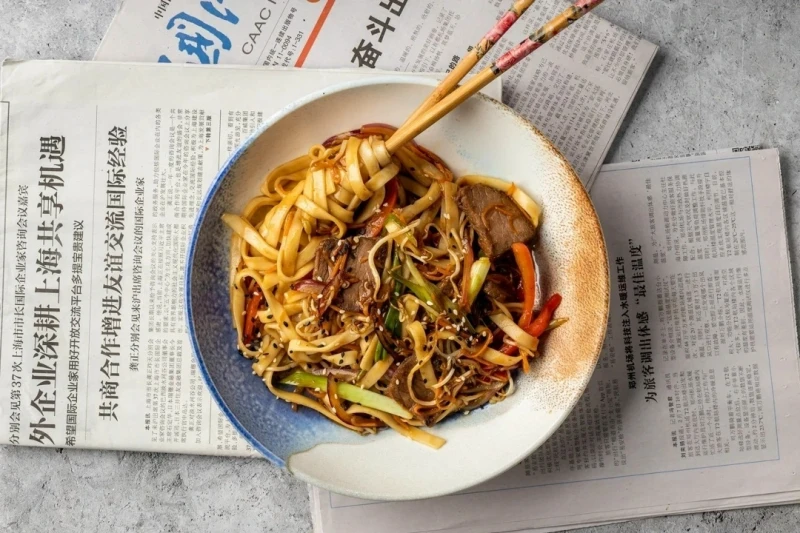 Лапша с говядиной и овощами 350гр доставка