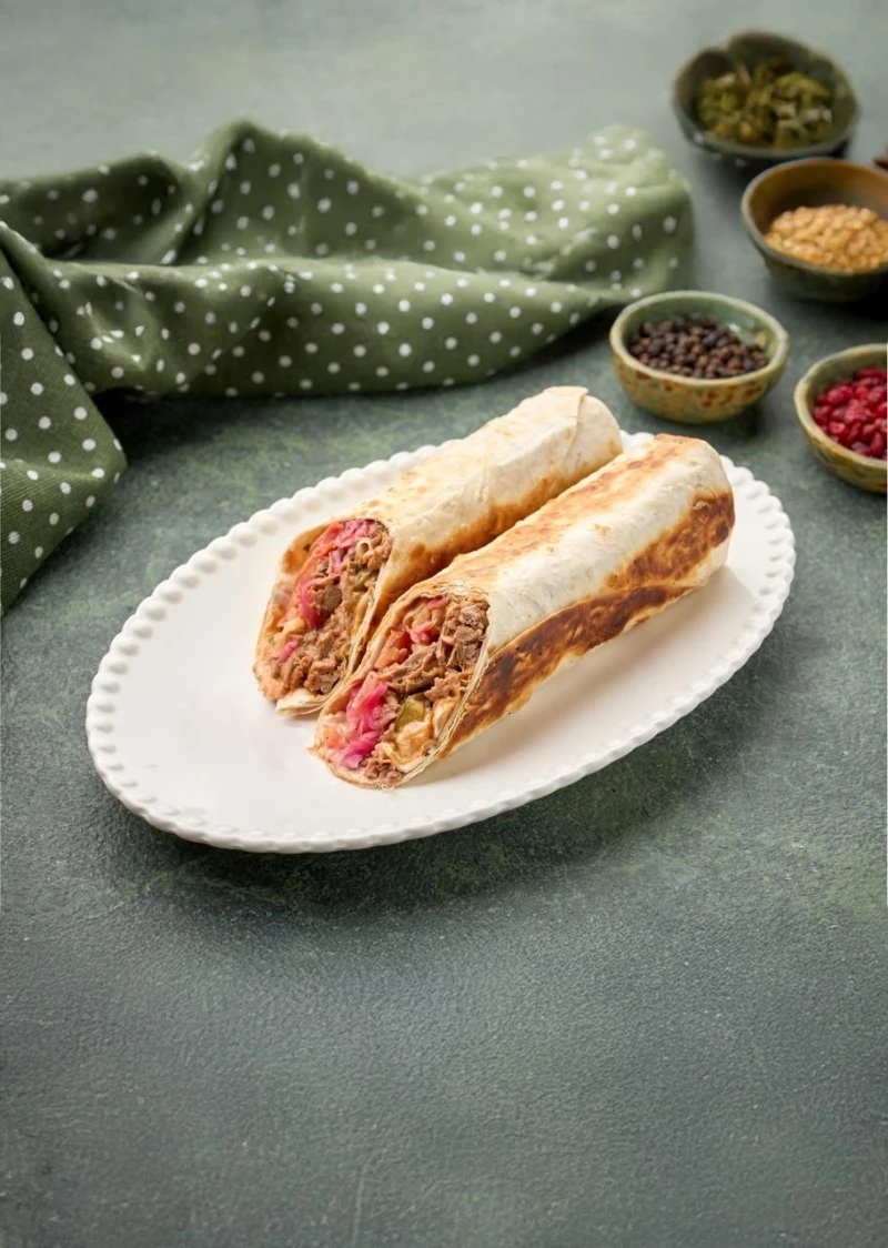 Шаурма с томленой говядиной и маринованными овощами