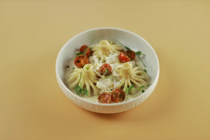 Хинкали с индейкой,сыром страчателла и соусом песто