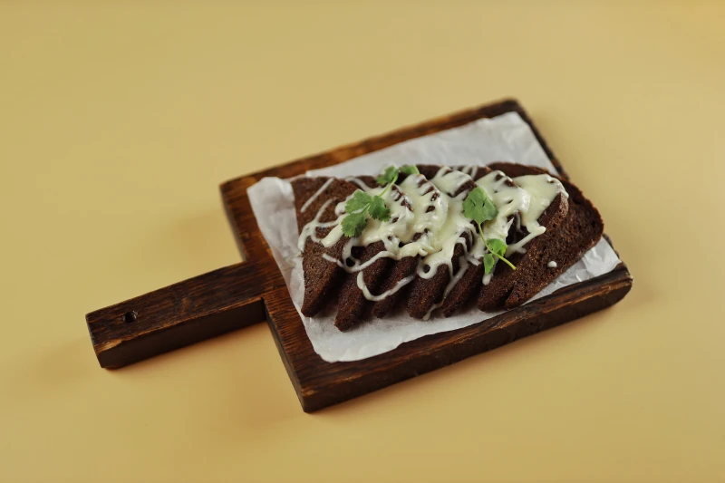 Чесночные гренки с сыром сулугуни 