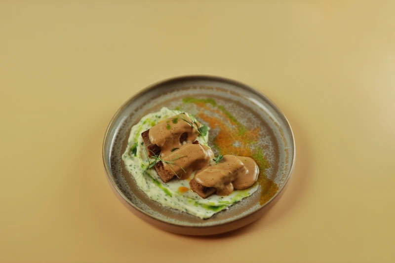Говяжий язык с картофельным кремом и соусом чёрный перец