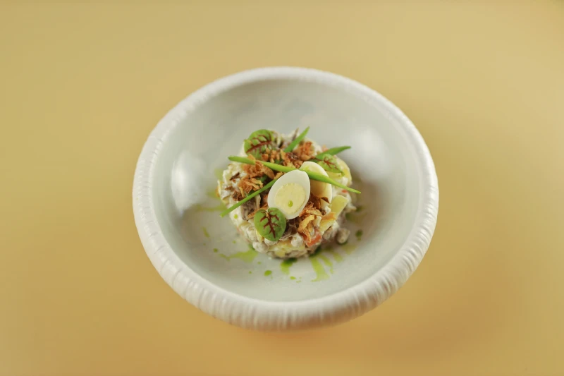 Салат Оливье с форелью