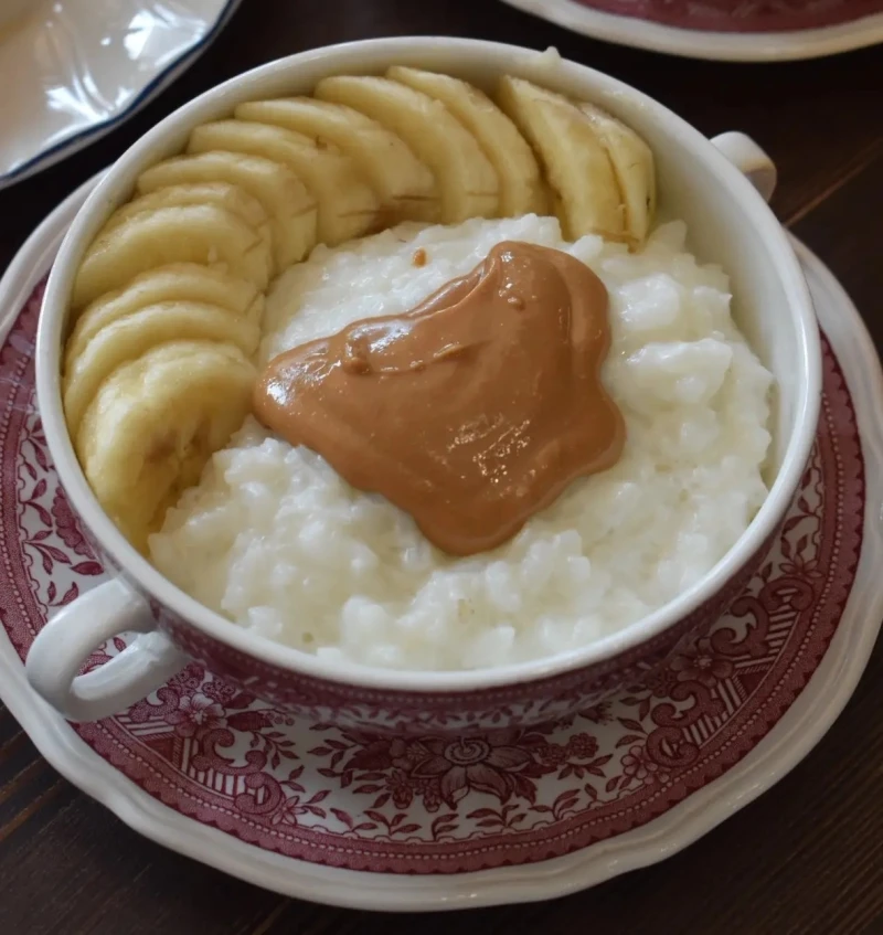 Рисовая каша с арахисовой пастой и бананом
