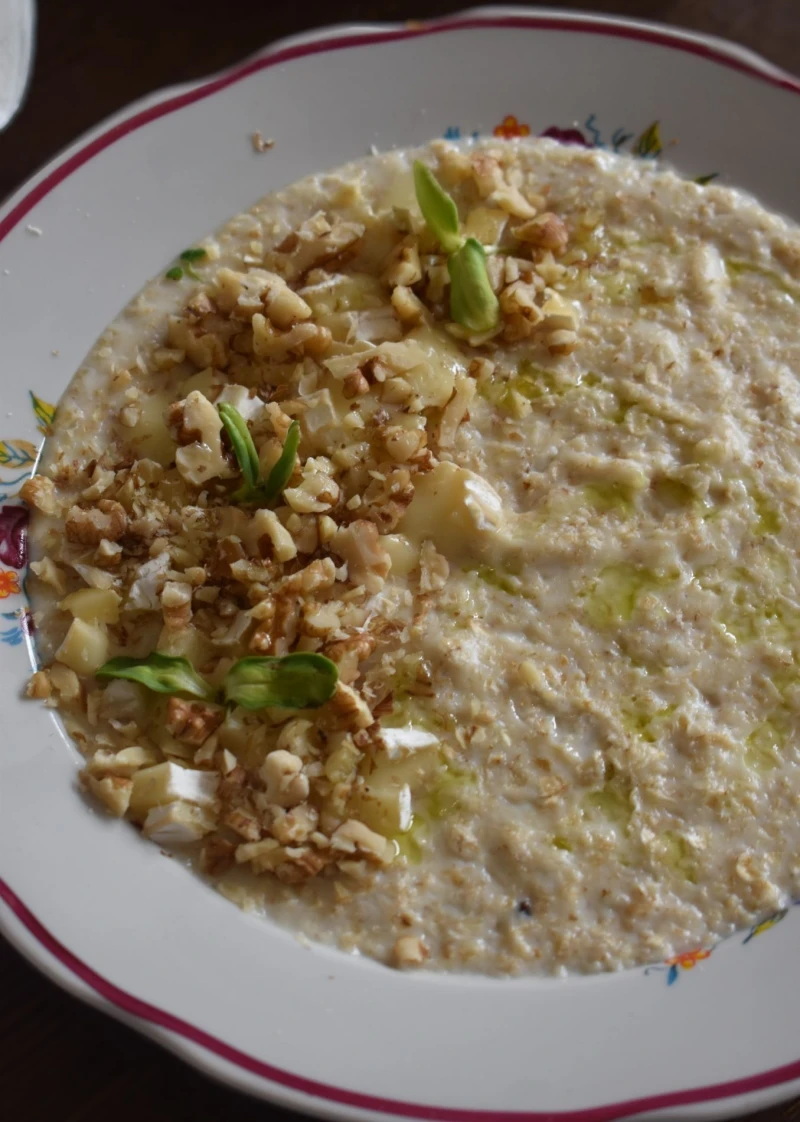 Овсянка с камамбером и грецким орехом