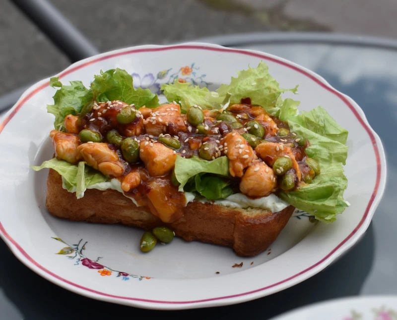 Бриошь с курицей и манго