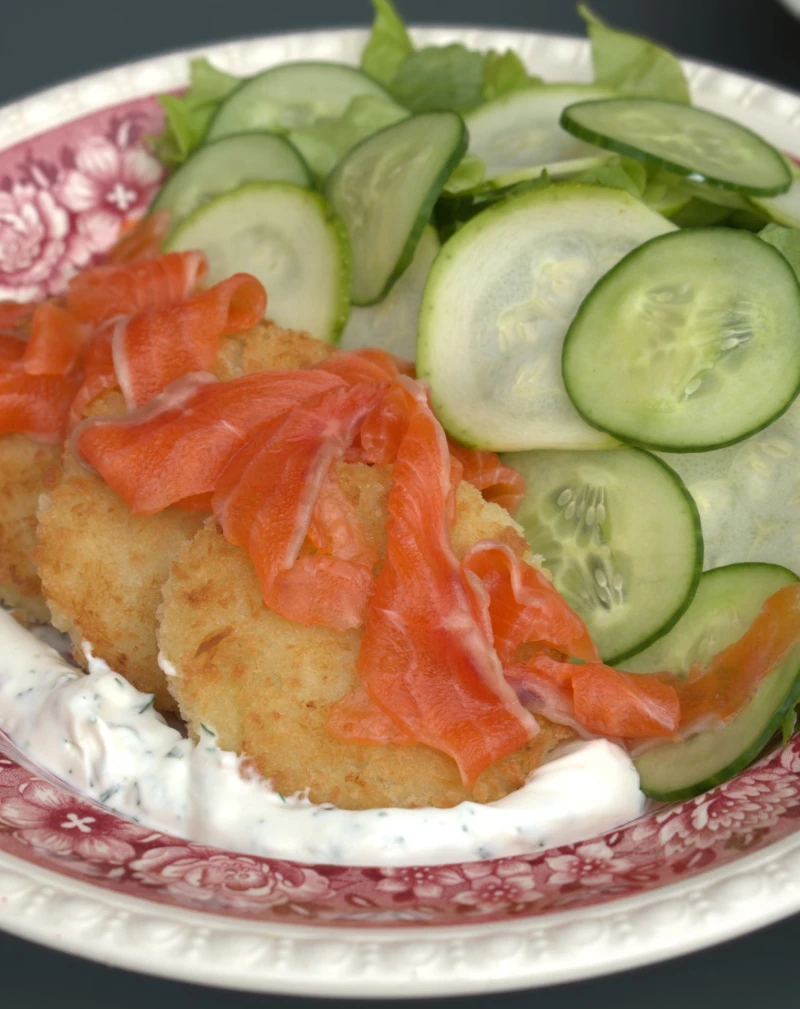 Салат с цукини, огурцом,хашбрауном и лососем