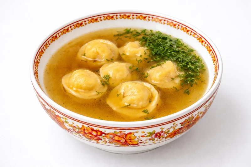 Пельмени сибирские в курином бульоне со сметаной
